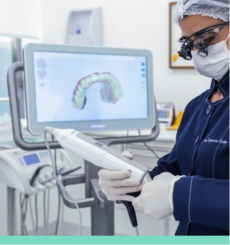 dentista usando scanner extraoral